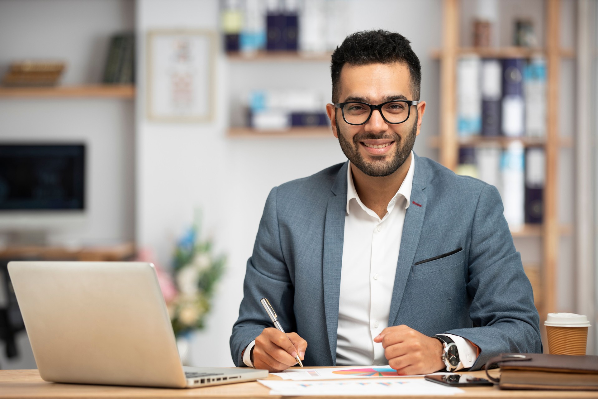 Porträt eines gutaussehenden jungen Geschäftsmannes, der im Büro arbeitet
